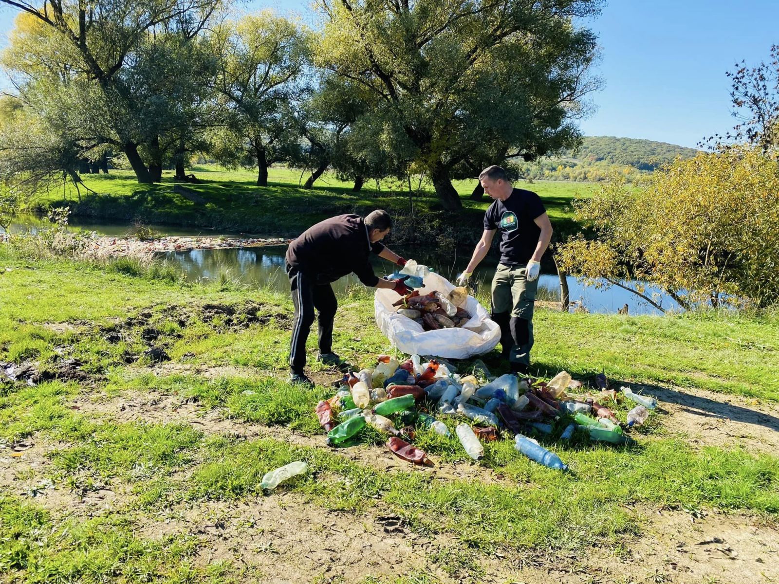 Прибирання річки Боржави триває: волонтери очищували непотріб із сміттєспинюючої сітки