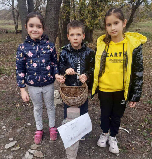 На Хмельниччині діти облаштували блокпост і збирали гроші для захисників на САУ «Гвоздика»
