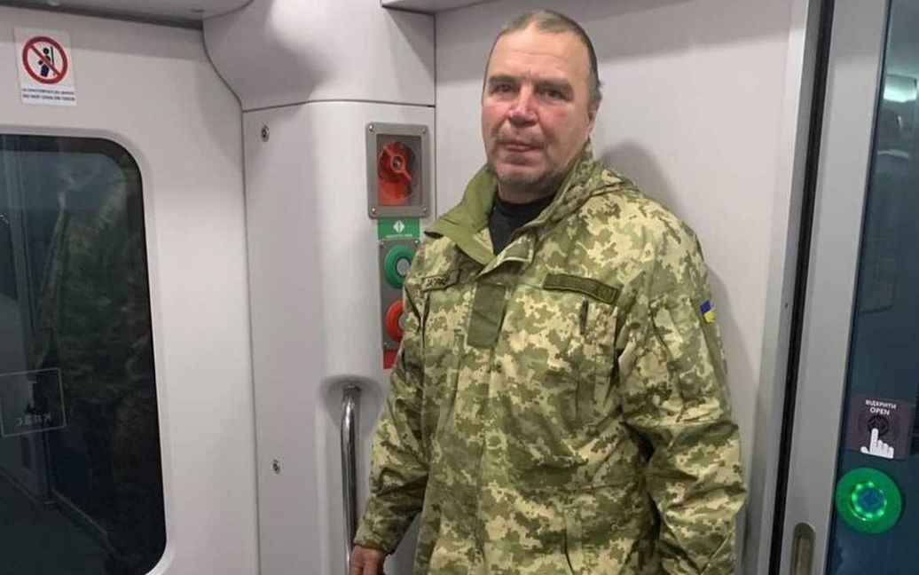 Скандал в "Укрзалізниці": військовий, який повертався додому із фронту, стоячи сім годин у тамбурі через "поганий запах"