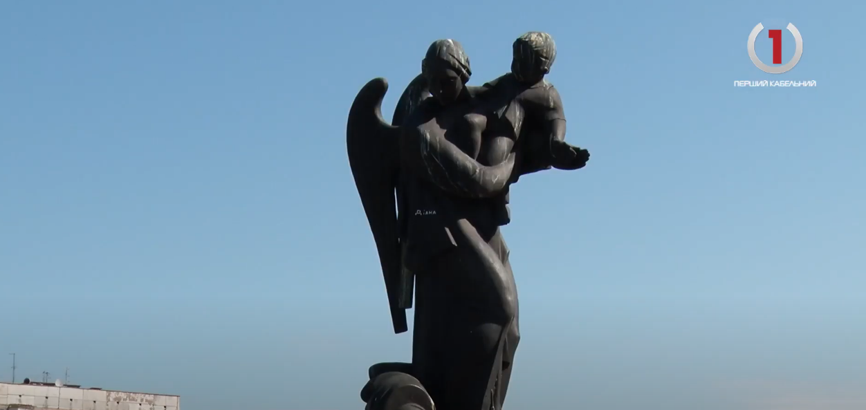 Занедбана пам’ятка: в Мукачеві залишається понівечена скульптура "1998 рік. Рік біди і випробування» (ВІДЕО)