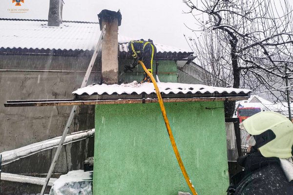 У Міжгір’ї загорілася котельня, прибудована до будинку 77-річної жінки (ФОТО)