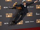 Американський актор Марк Руффало тримає нагороду за найкращий фільм — мюзикл або комедію — «Бідні»